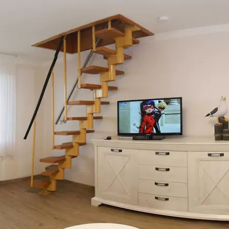 May, Gabriele Nyaraló *