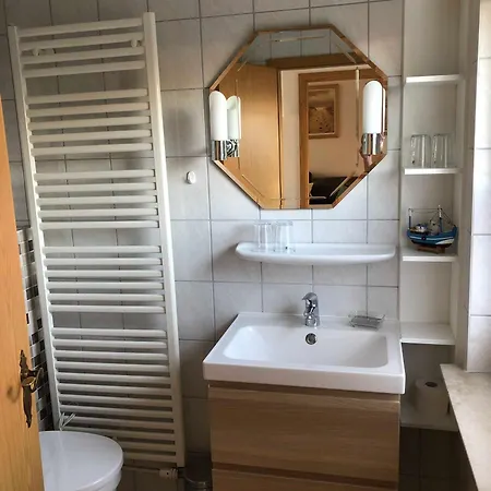 May, Gabriele Nyaraló