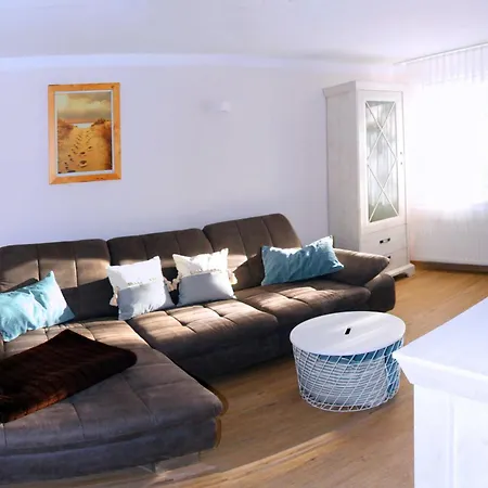 Nyaraló May, Gabriele Pudagla